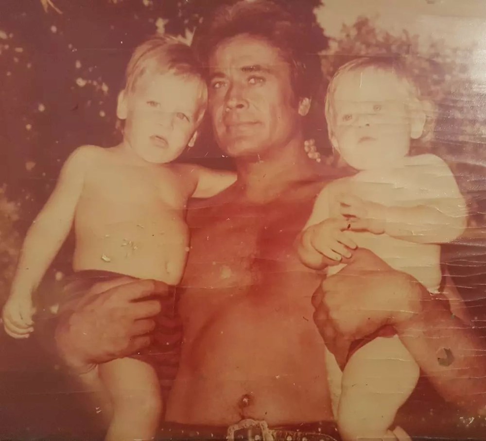 Su Burcu Yazgı Coşkun'dan nostaljik kare (Ünlülerin çocukluk ve gençlik halleri) - 282