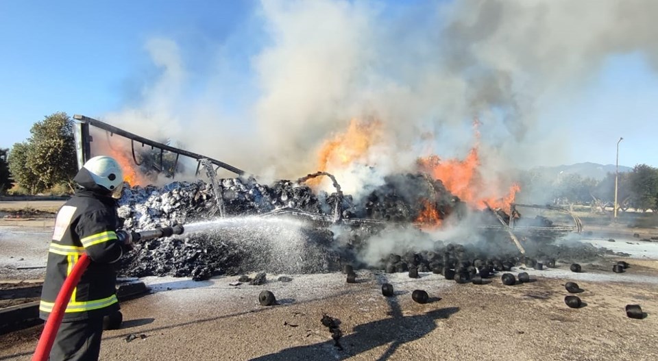 Osmaniye'de iplik yüklü TIR'da yangın - 1