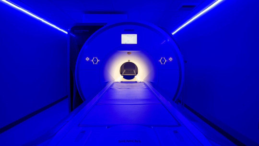 Boynundaki zincirle MR odasına girdi, cihazın içine çekilip ağır yaralandı