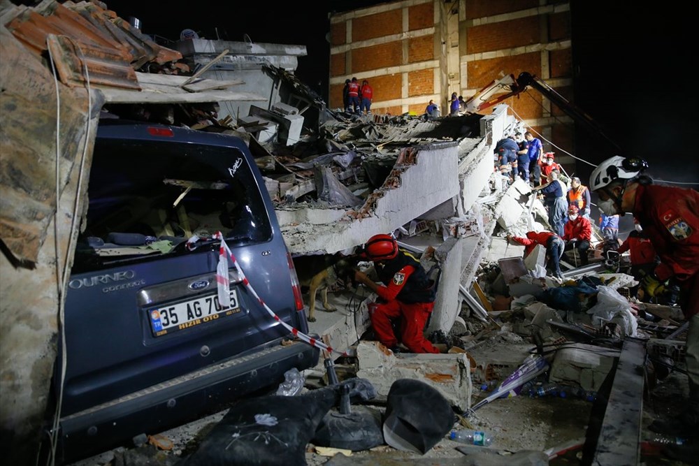 İzmir'de deprem sonrası enkaz altındakiler için zamana karşı yarış - 15