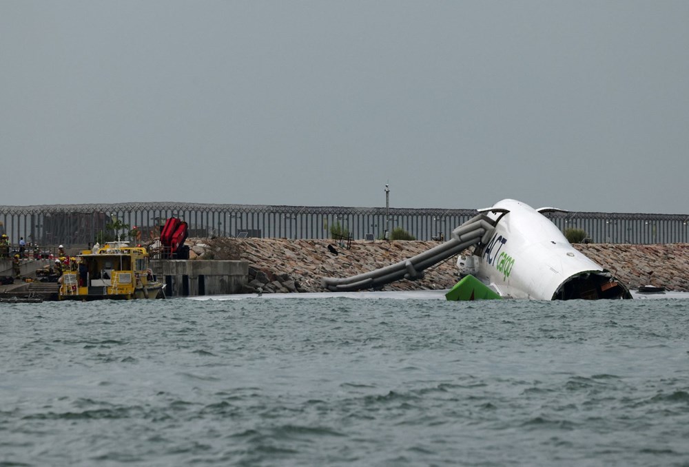 Türk şirketinin uçağı pistten çıkıp denize uçtu: İki ölü - 3