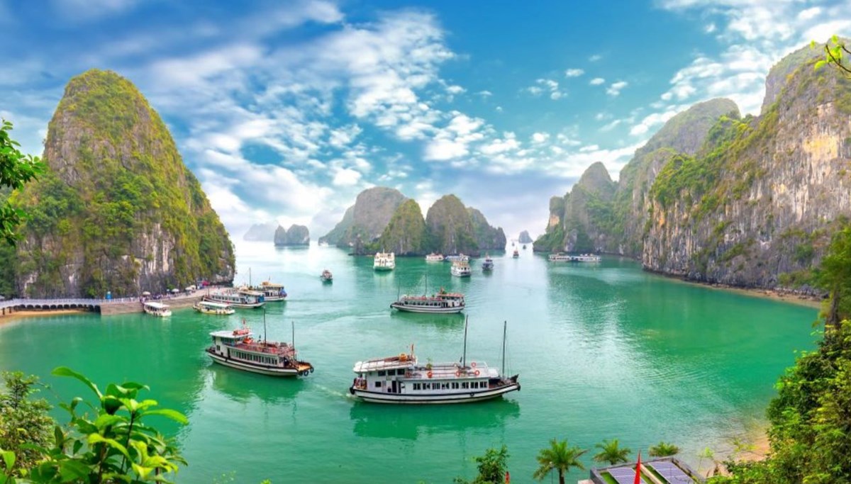 Vietnam'da tur teknesi battı