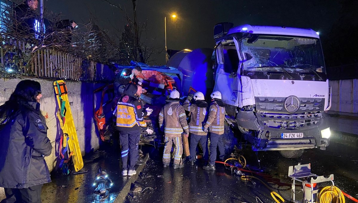 Sarıyer'de karşı şeride geçen beton mikseri kamyonete çarptı: 1 ağır yaralı Sarıyer'de karşı şeride geçen beton mikseri kamyonete çarptı: 1 ağır yaralı