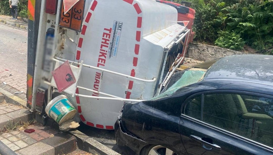 İstanbul'da akaryakıt tankeri devrildi, sokak trafiğe kapatıldı
