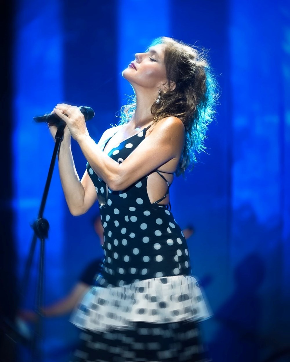 Afra Saraçoğlu'ndan yeni imaj: Sarışın oldu (Ünlülerin değişimi) 96