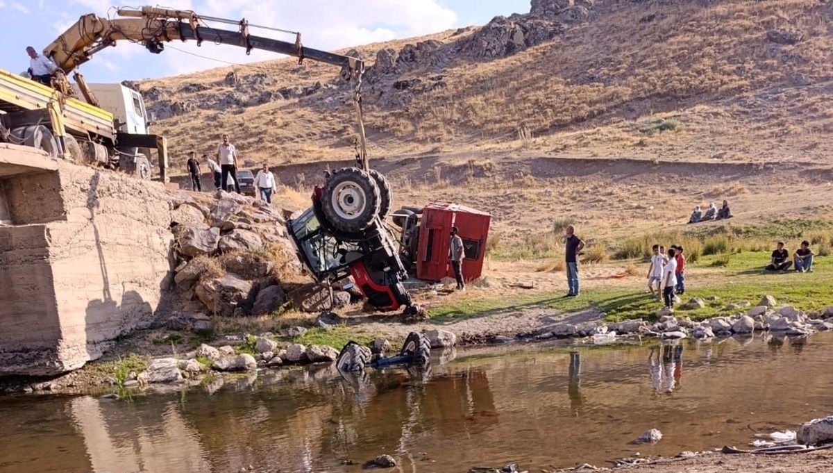 Arpa yüklü TIR dereye yuvarlandı