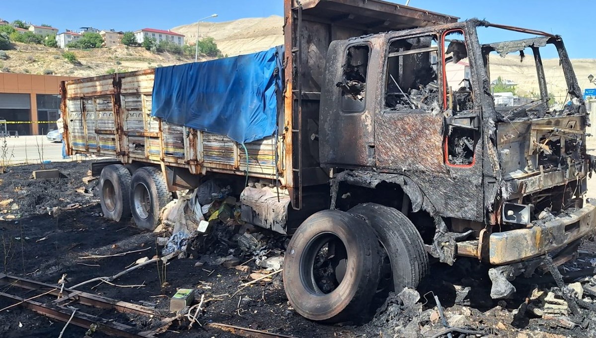 Sivas’ta yangın: 2 kamyon ve 4 konteyner küle döndü