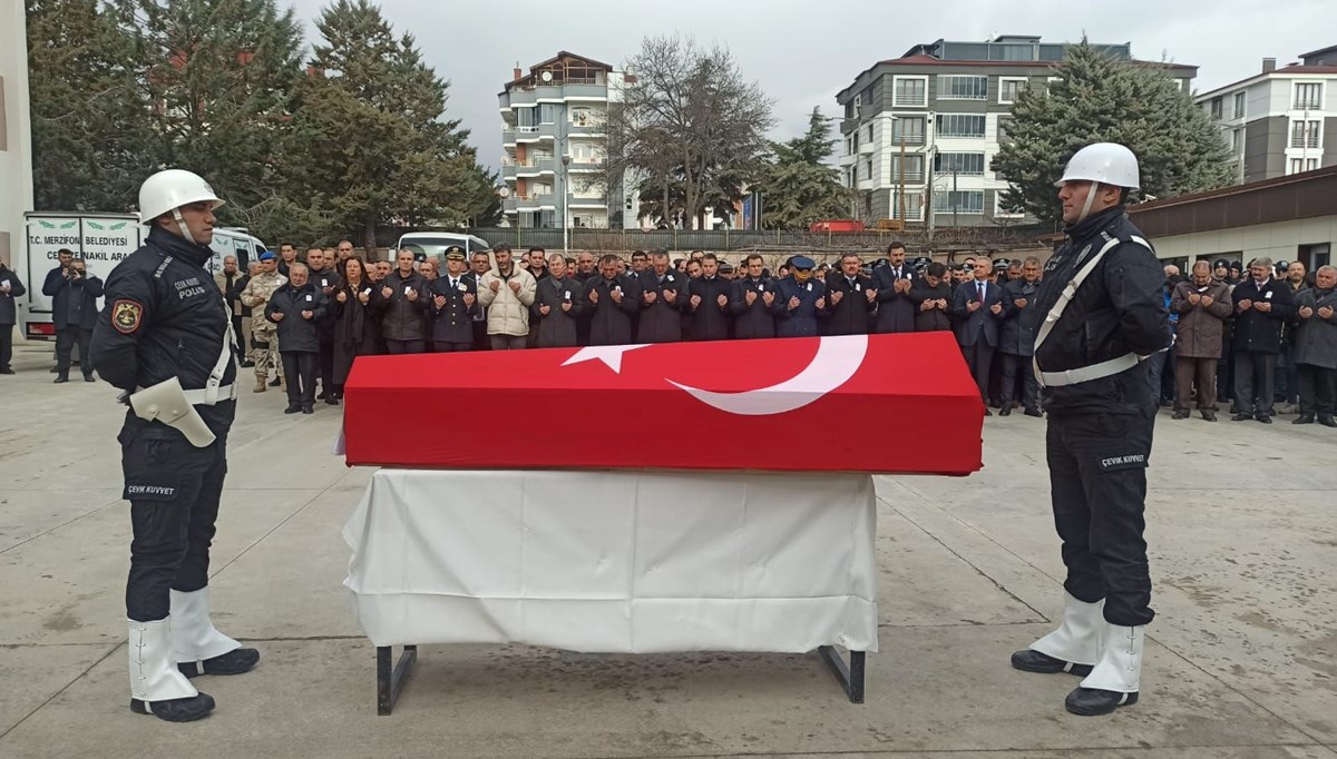 TEM’deki kazada şehit olan 13 yıllık polis son yolculuğuna uğurlandı TEM’deki kazada şehit olan 13 yıllık polis son yolculuğuna uğurlandı