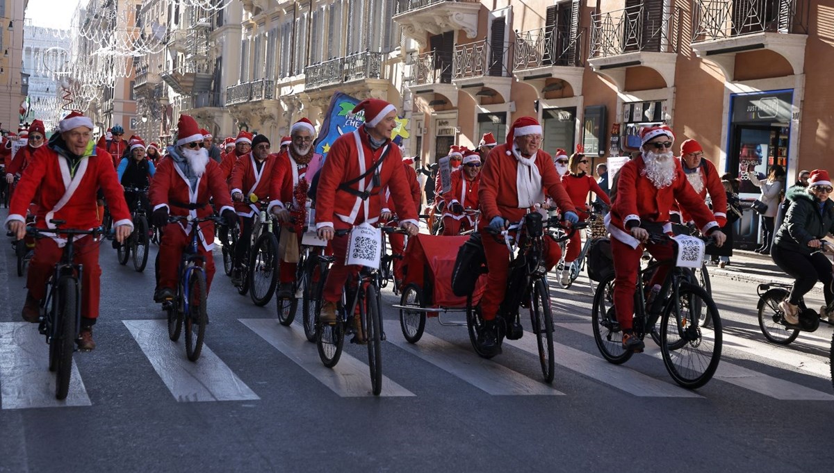 Binlerce Noel Baba çocuklar için Roma'da bisiklet sürdü Binlerce Noel Baba çocuklar için Roma'da bisiklet sürdü