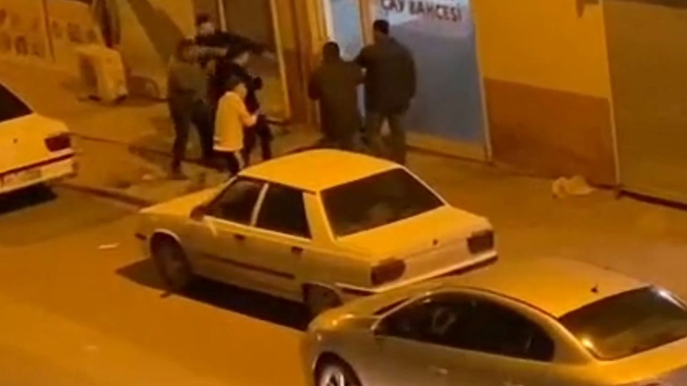 Çay ocağında sandalyeler ve ıstakalar havada uçuştu - 2