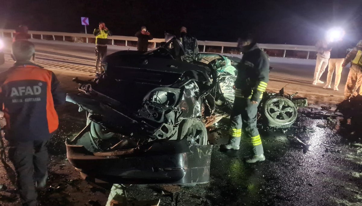 Otomobil, TIR'ın altına girdi: 3 ölü, 1 yaralı Otomobil, TIR'ın altına girdi: 3 ölü, 1 yaralı