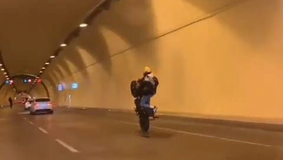 Motosikletinin tehlikeli yolculuğu: Hem tek teker kaldırıp hem de ayağa kalktı Motosikletinin tehlikeli yolculuğu: Hem tek teker kaldırıp hem de ayağa kalktı