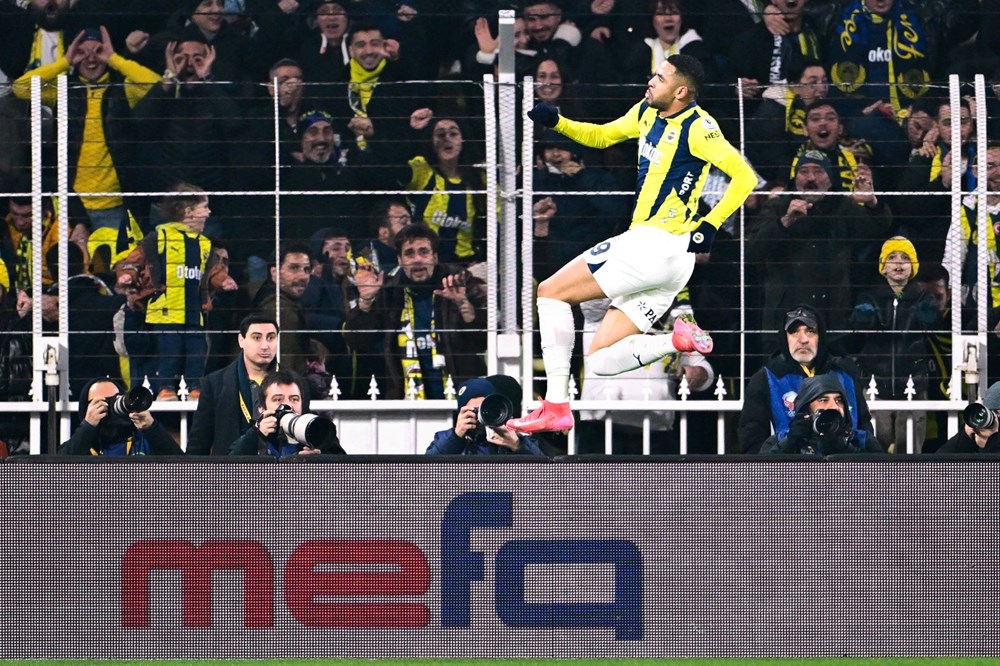 Süper Lig'de zirve takibi: Fenerbahçe 3 puanı 3 golle aldı - 23
