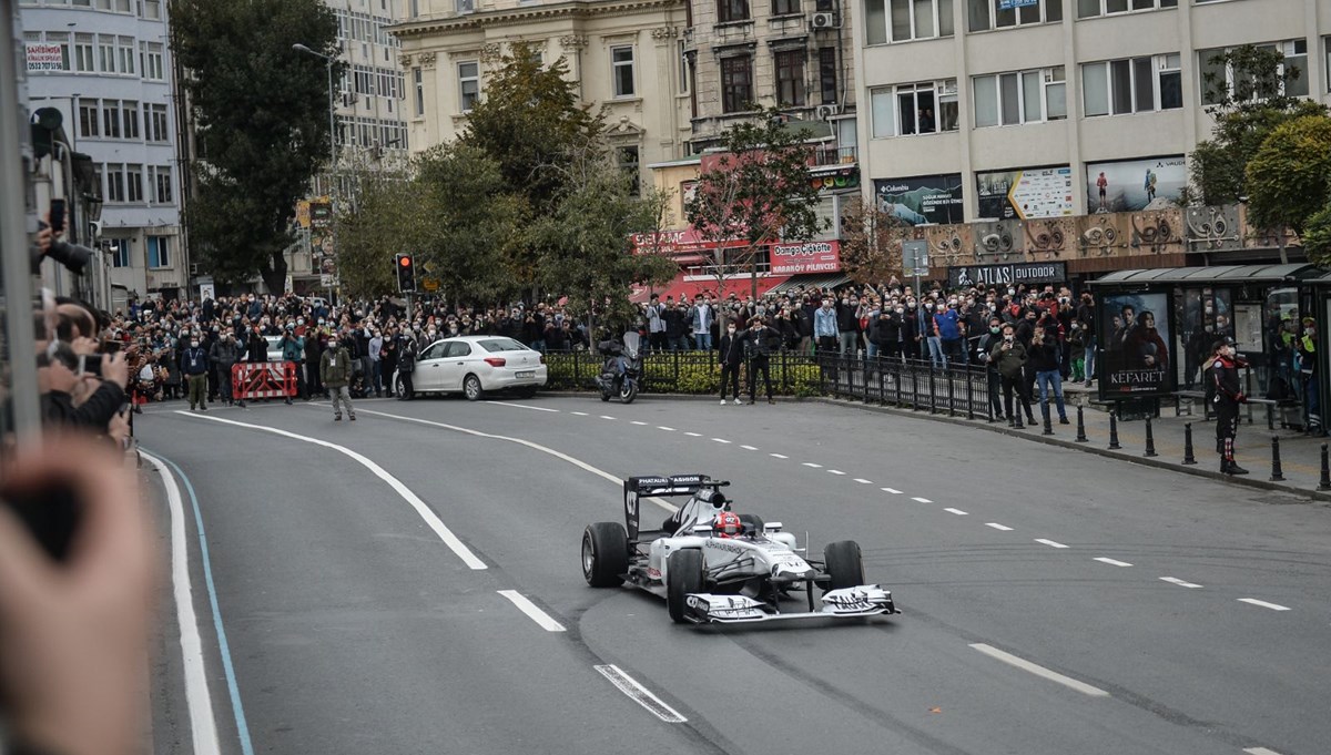 Formula 1 araçları İstanbul'un tarihi yerlerinde tur attı
