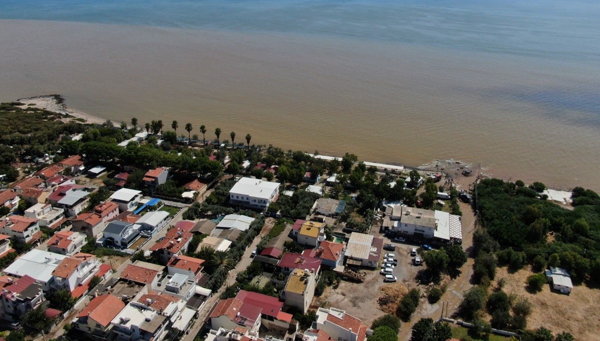 İzmir'de sağanak hayatı olumsuz etkiledi: Yol çöktü, bazı ev ve iş yerlerini su bastı İzmir'de sağanak hayatı olumsuz etkiledi: Yol çöktü, bazı ev ve iş yerlerini su bastı