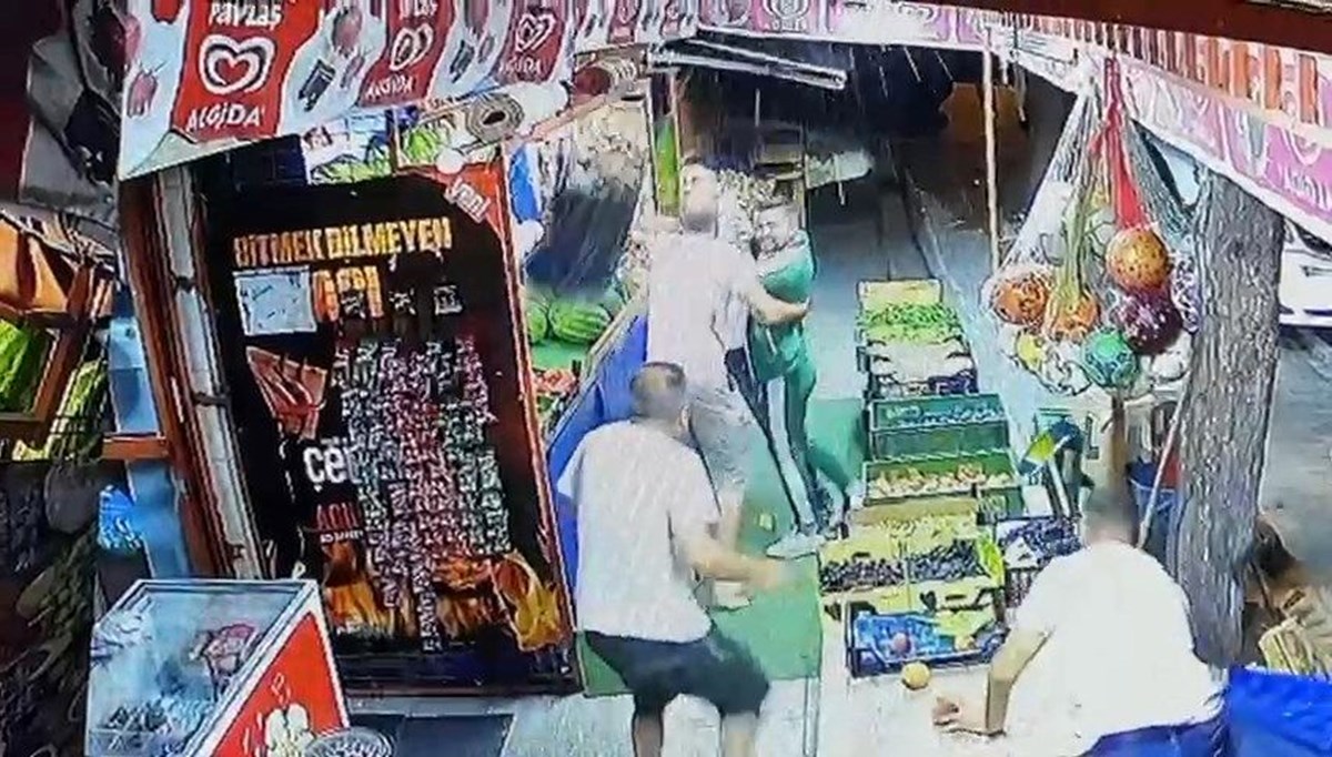 İstanbul'da gasp dehşeti: Yumruklu, tekmeli ve sopalı saldırı İstanbul'da gasp dehşeti: Yumruklu, tekmeli ve sopalı saldırı