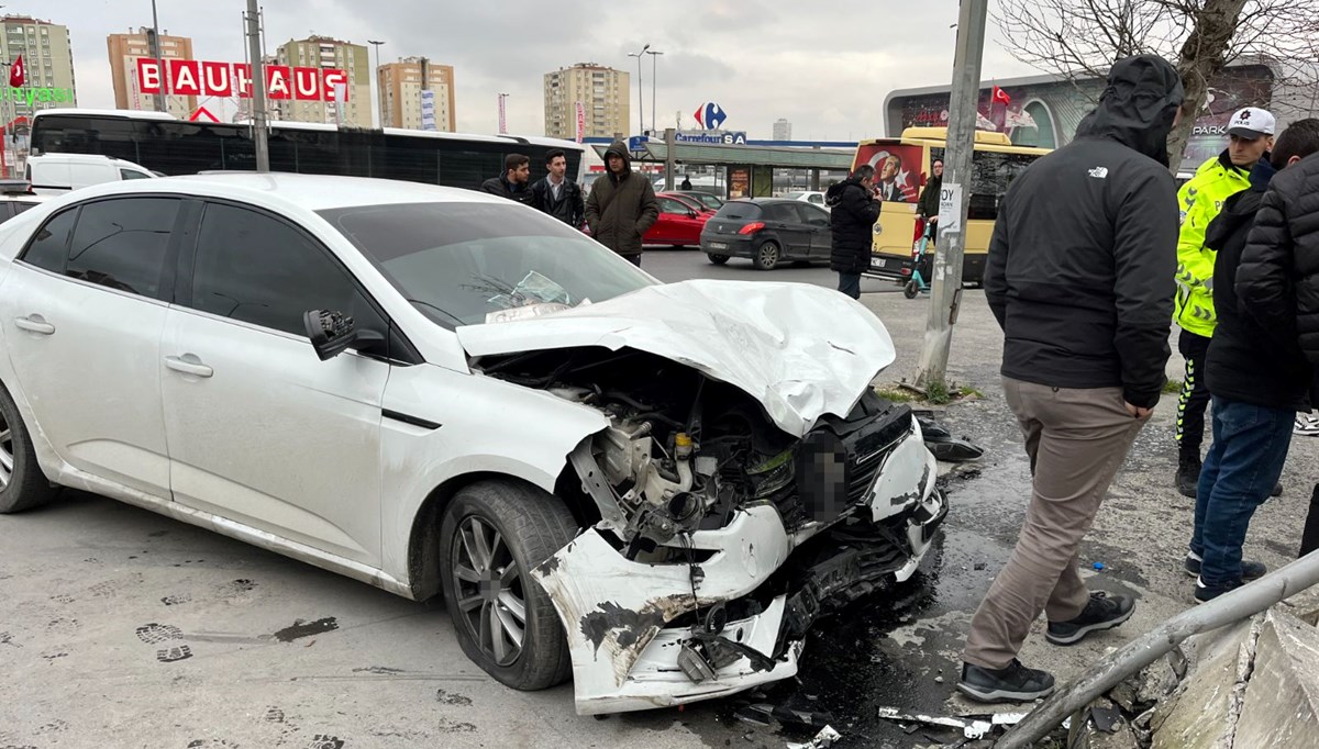 Beylikdüzü'nde korkunç kaza: Araç yayaların arasına daldı Beylikdüzü'nde korkunç kaza: Araç yayaların arasına daldı