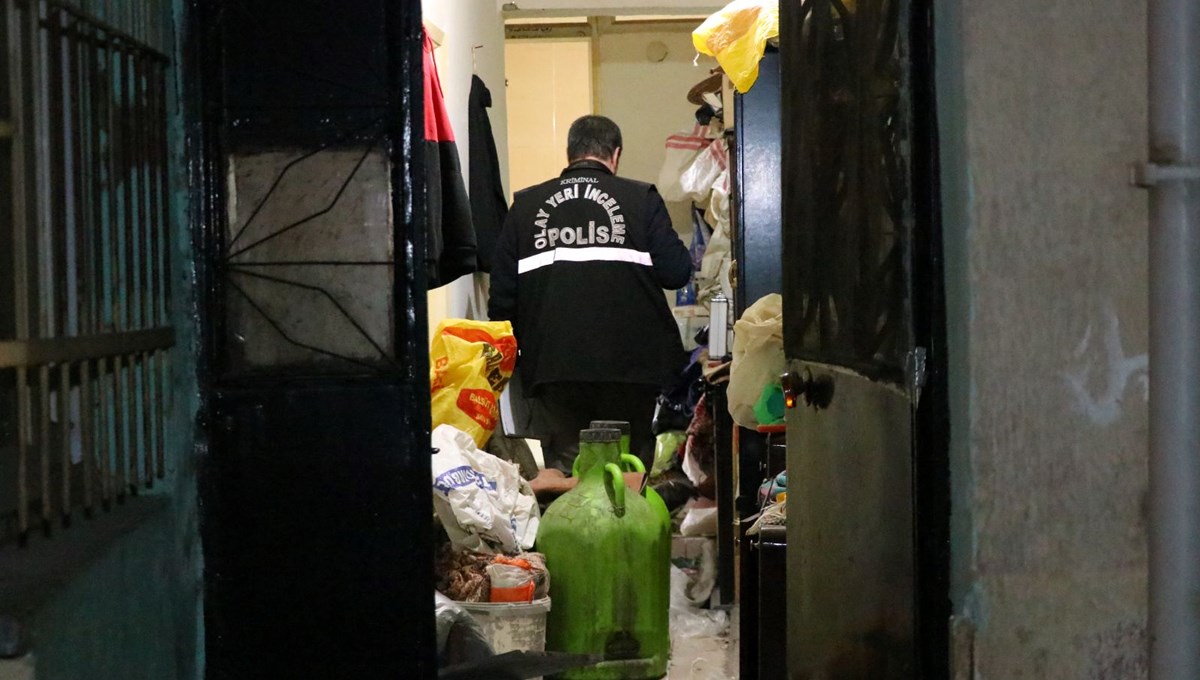 İzmir'de evinde bıçaklanan kişi hastanede öldü İzmir'de evinde bıçaklanan kişi hastanede öldü