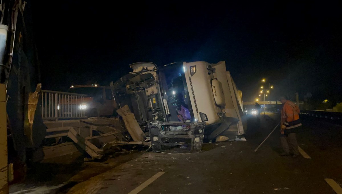 Eskişehir-Ankara yolunda TIR devrildi Eskişehir-Ankara yolunda TIR devrildi