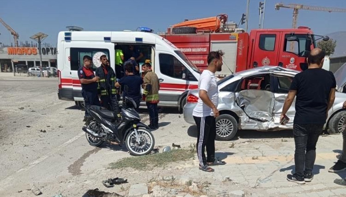 Antakya'da trafik kazası: İki yaralı Antakya'da trafik kazası: İki yaralı