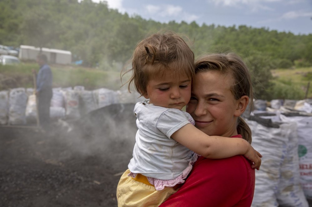 Ekmeklerini mangal kömüründen çıkarıyorlar - 13
