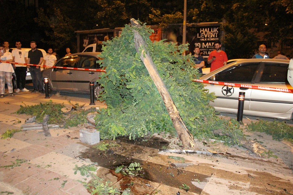 Manisa'da trafik kazası: 5 ağacı devirerek durabildi - 1