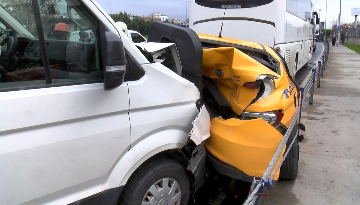 Fatih'te servis minibüsü taksiye çarptı: 1 ağır yaralı