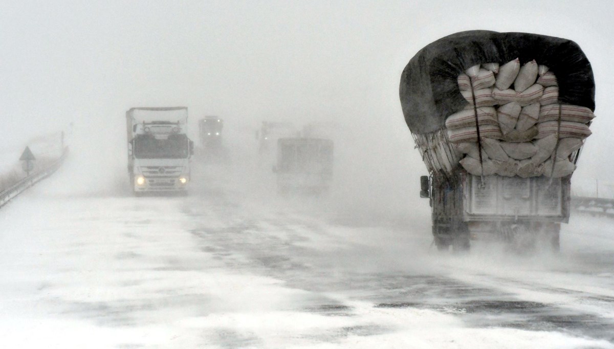 Elazığ'da kar yolları kapattı