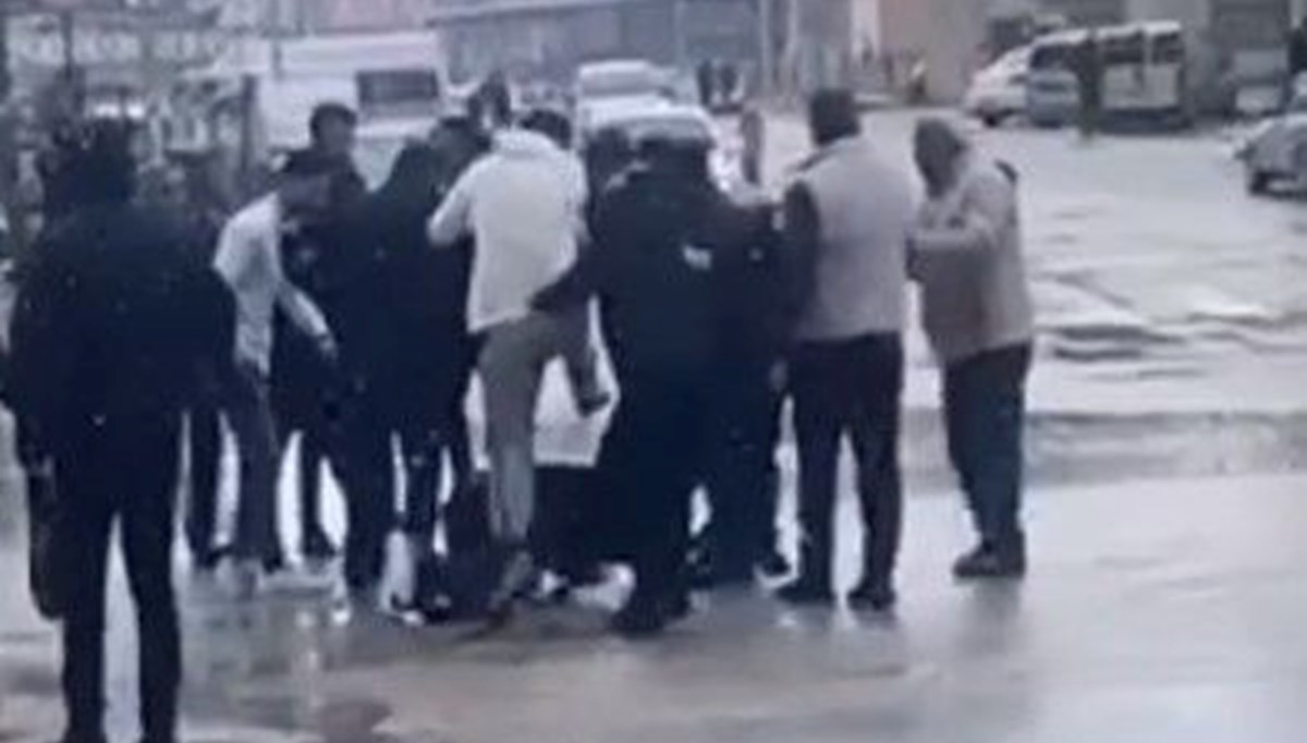 Eşini cadde ortasında bıçaklayan adama meydan dayağı Eşini cadde ortasında bıçaklayan adama meydan dayağı