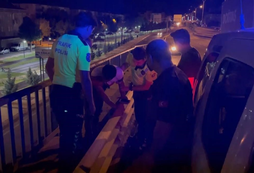 Köprüde intihara kalkışan şahsı polisler ikna etti - 1