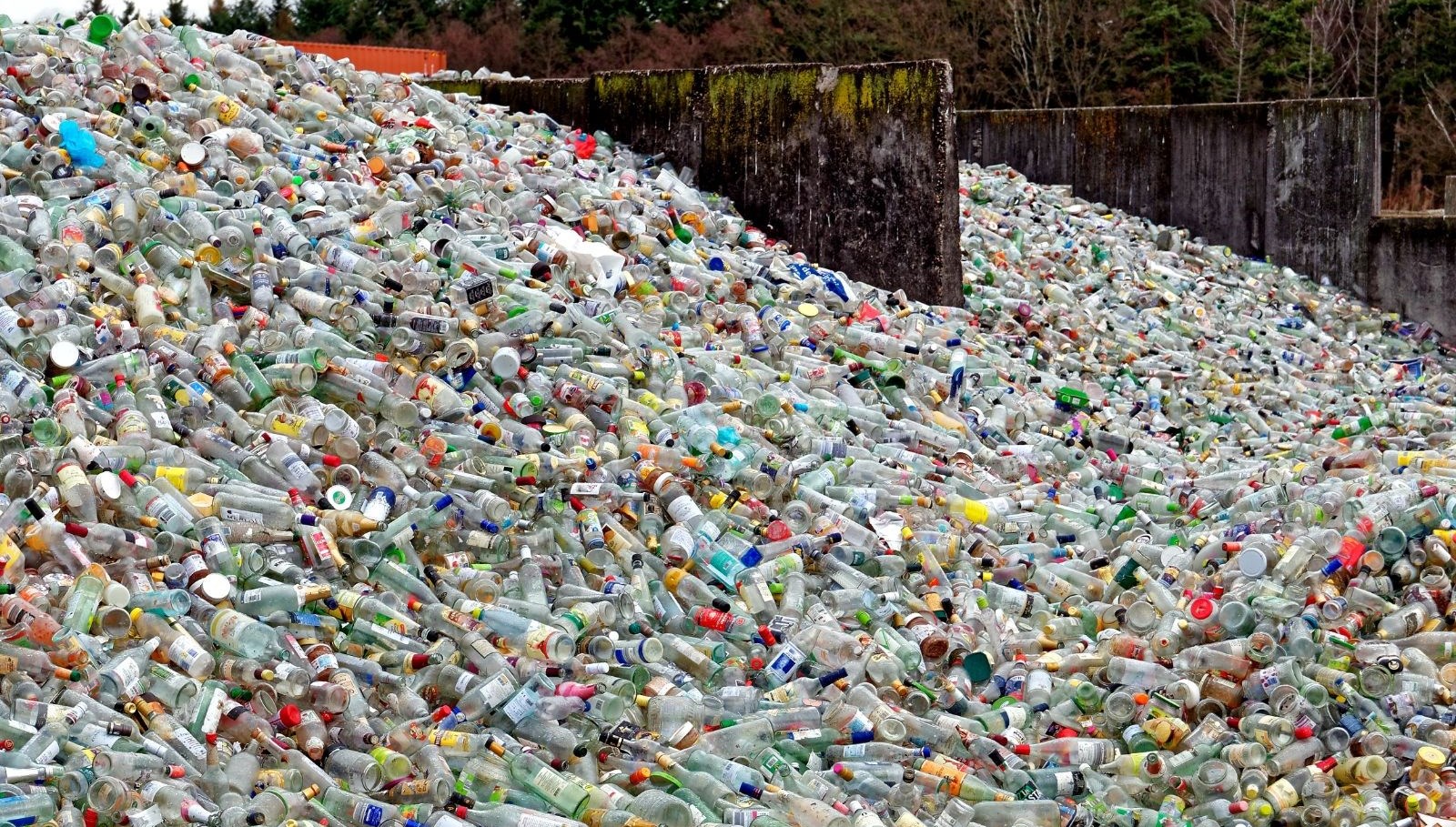 İngiltere, Malezya'ya yasa dışı yollarda gönderdiği plastik atıklarını geri alacak