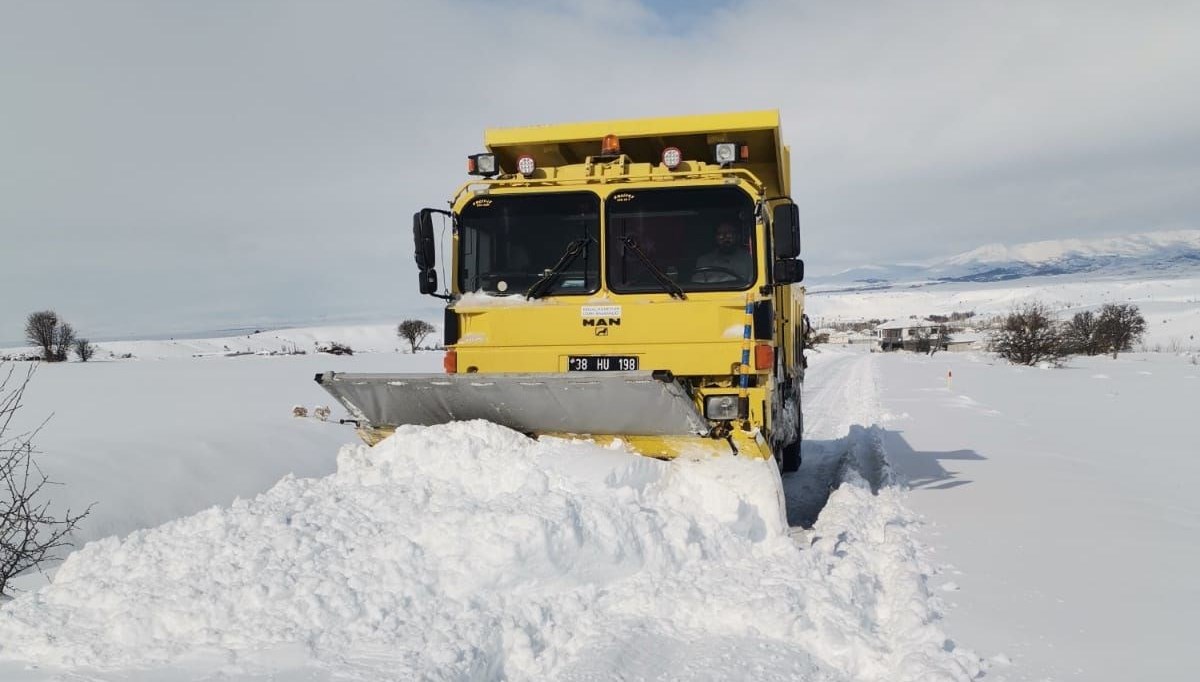 Kayseri'de kar nedeniyle kapanan 107 mahalle yolu ulaşıma açıldı