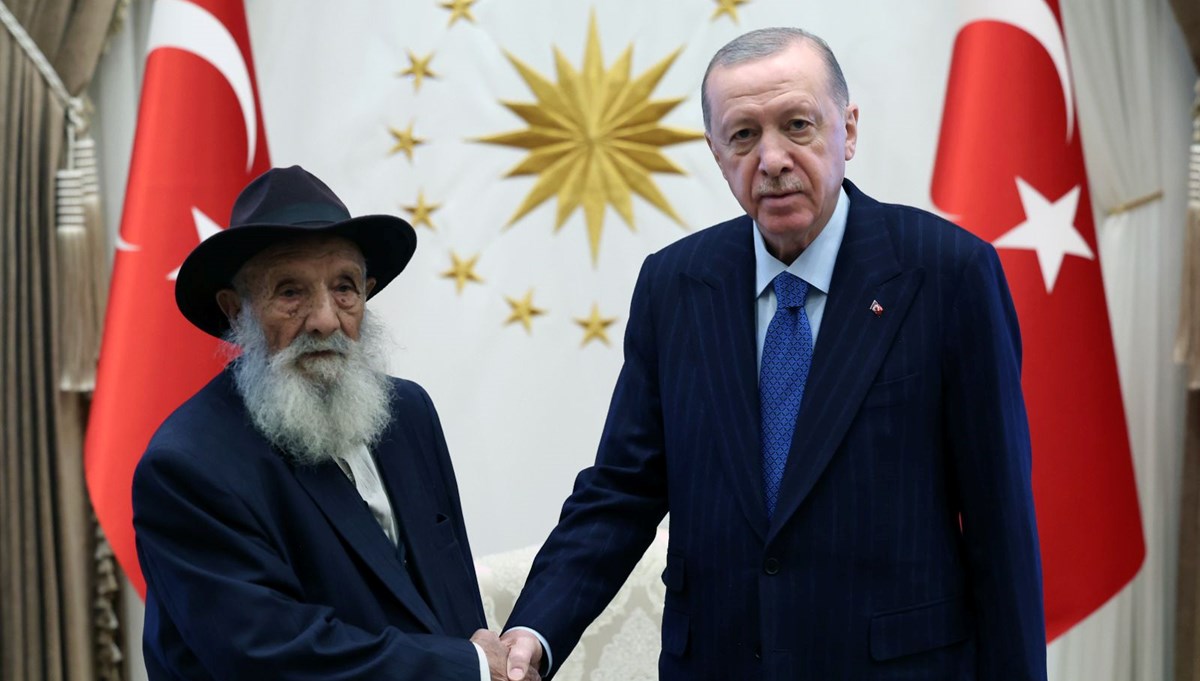 Cumhurbaşkanı Erdoğan, Alevi Dedesi Ahmet Uğurlu ile görüştü Cumhurbaşkanı Erdoğan, Alevi Dedesi Ahmet Uğurlu ile görüştü