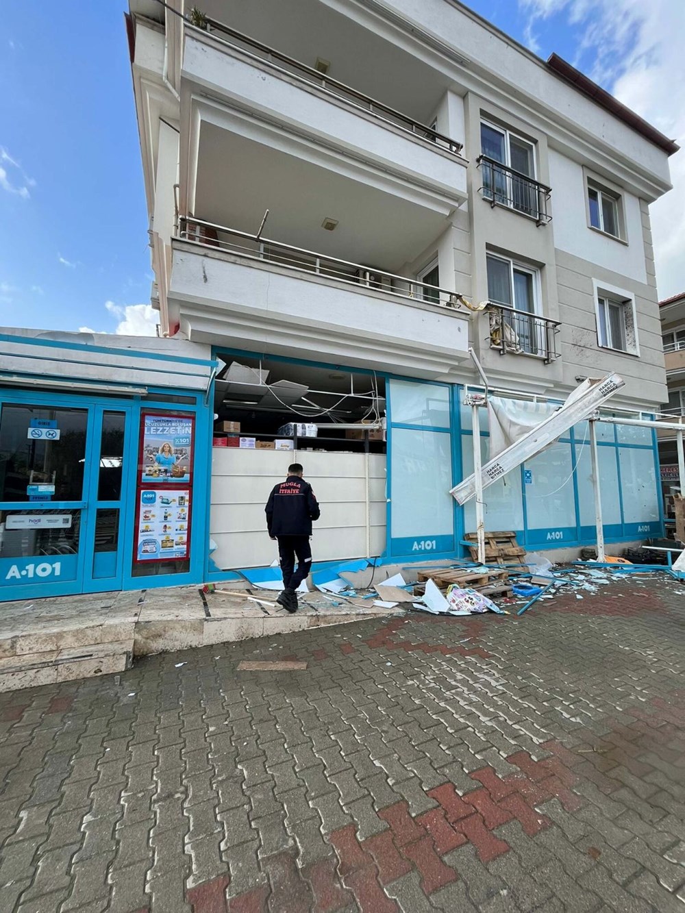 Muğla'da hortum: Çatılar uçtu, ağaç ve direkler devrildi - 4