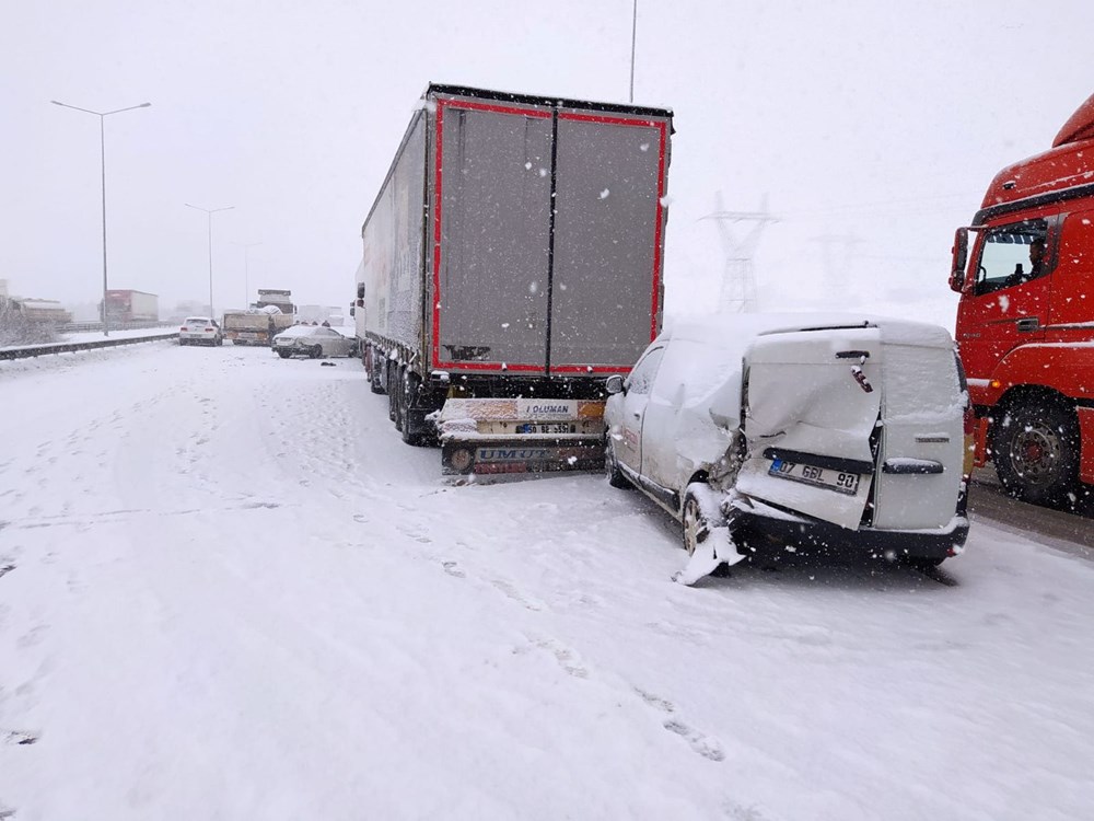 TEM'de kar kazası: Onlarca araç birbirine girdi - 2