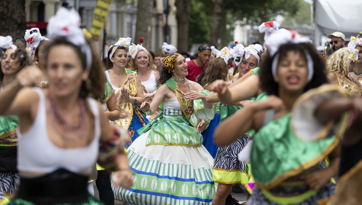 İngiltere'de düzenlenen Notting Hill Karnavalı'ndan renkli görüntüler İngiltere'de düzenlenen Notting Hill Karnavalı'ndan renkli görüntüler