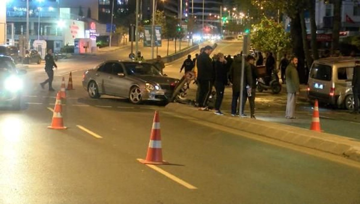 Ümraniye'de trafik kazası: 2 kişi yaralandı Ümraniye'de trafik kazası: 2 kişi yaralandı