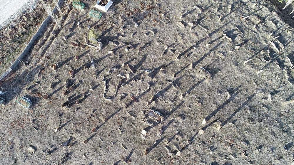 4 asırlık mezarlıktaki dev mezar taşları dikkat çekiyor - 3