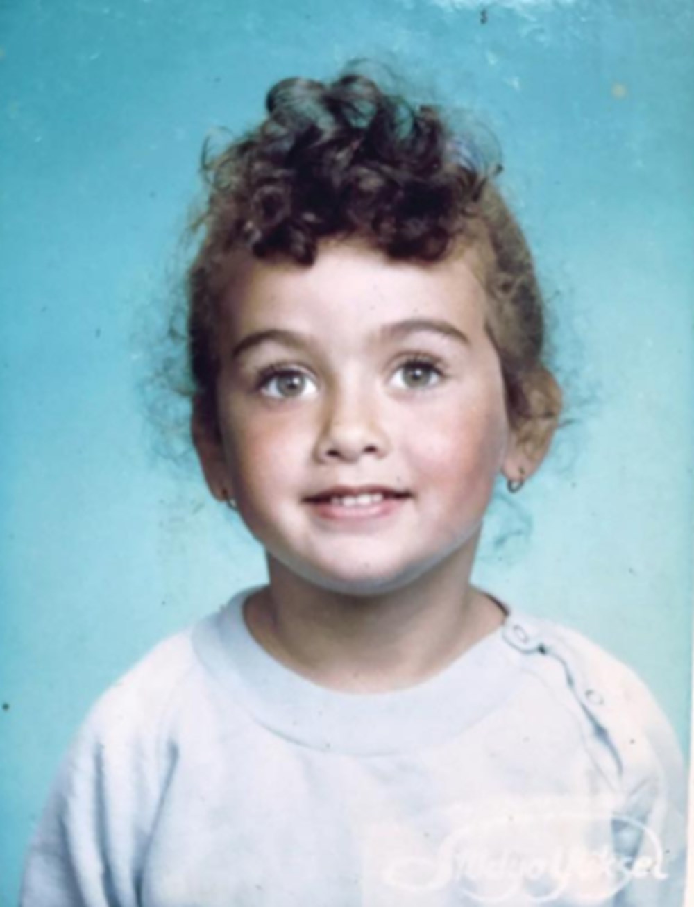 Su Burcu Yazgı Coşkun'dan nostaljik kare (Ünlülerin çocukluk ve gençlik halleri) - 605