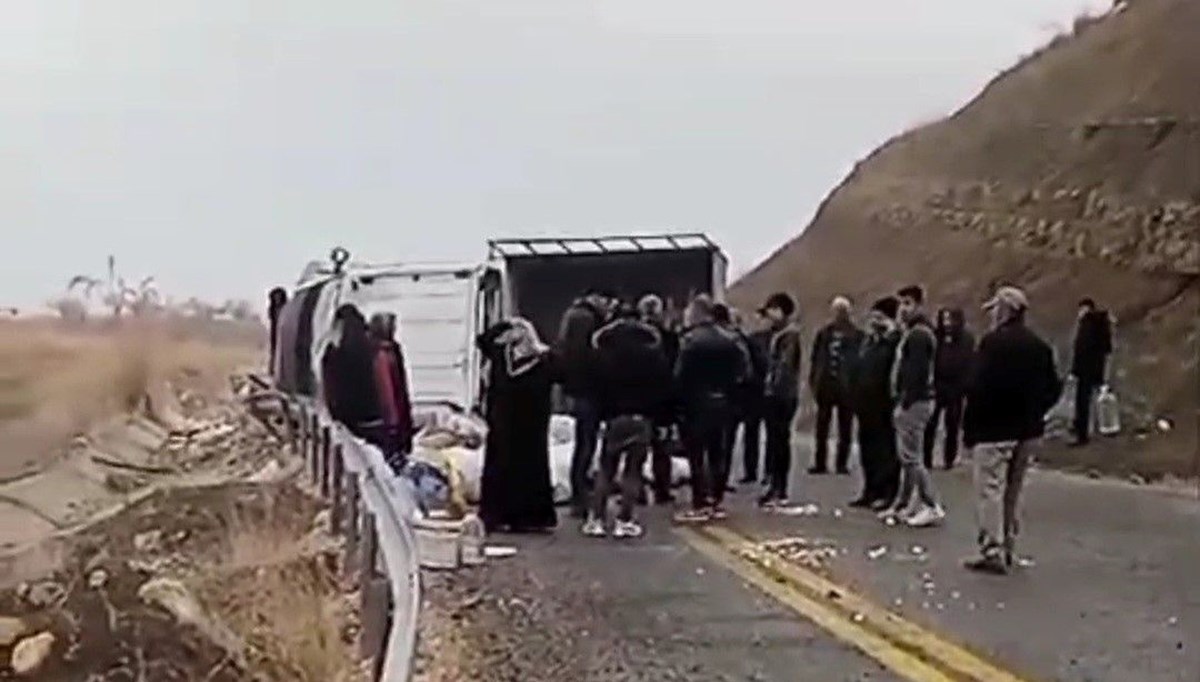 Siirt’te kontrolden çıkan araç devrildi Siirt’te kontrolden çıkan araç devrildi
