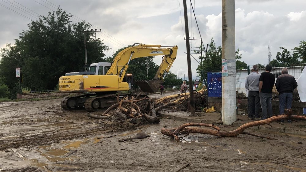 Sağanak yağış birçok ilde hayatı felç etti: Cadde ve sokaklar göle döndü, hastaneyi su bastı - 21