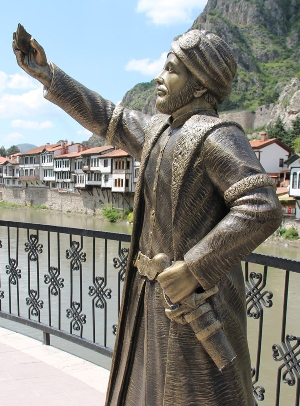 Amasya'daki 'selfie'ci şehzadenin elindeki kılıç da kırıldı - 1