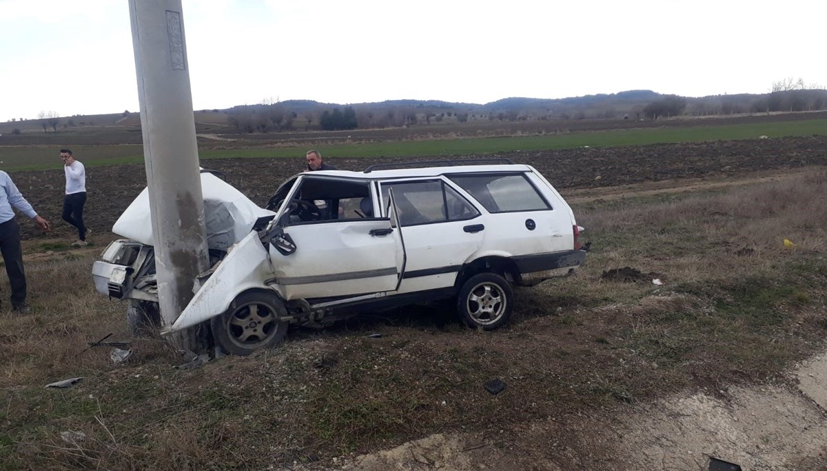 Otomobil direğe çarptı, 4 günlük bebek öldü Otomobil direğe çarptı, 4 günlük bebek öldü