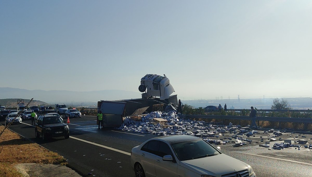 Bursa'da TIR devrildi: 25 ton enerji içeceği yola saçıldı