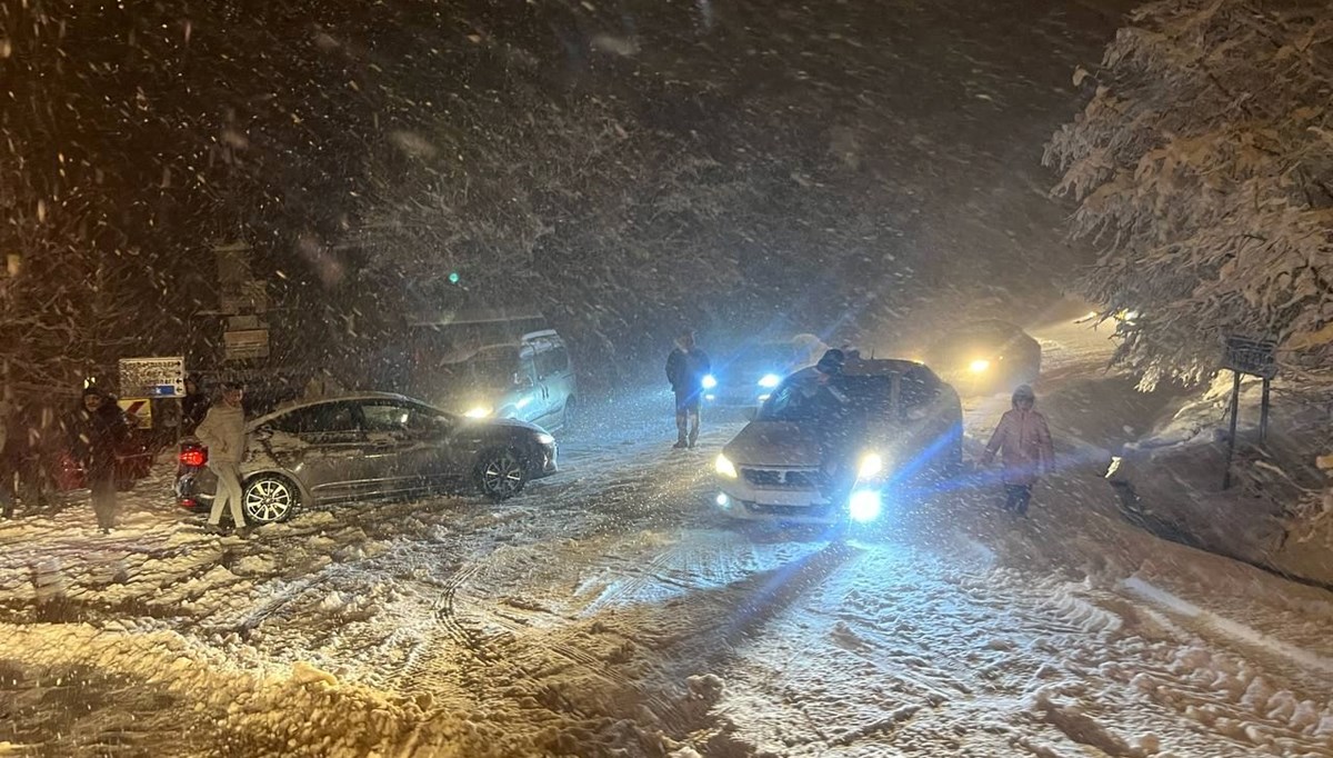 Sakarya'da Kocaali-Hendek yolu yoğun kar nedeniyle ulaşıma kapatıldı