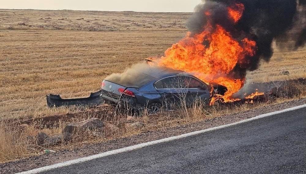 Şanlıurfa'da devrilen araç yandı