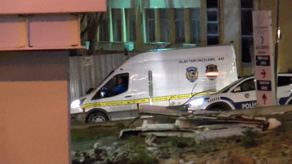 Beyoğlu'nda şüphelilere ateş açıldı, yoldan geçen genç vuruldu: 2 polis gözaltında - 1