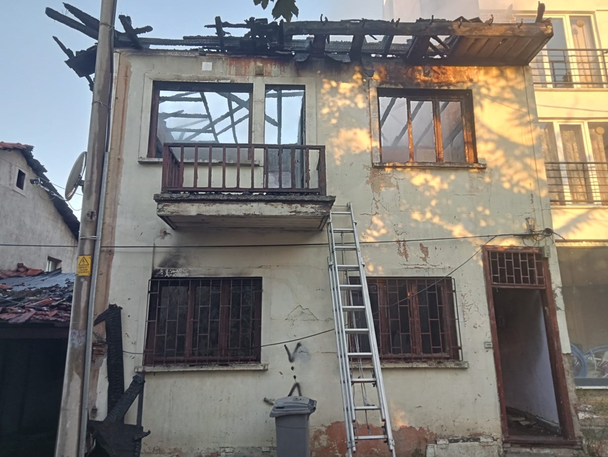 Yangında ev kullanılamaz hale geldi. Yangında ev kullanılamaz hale geldi.