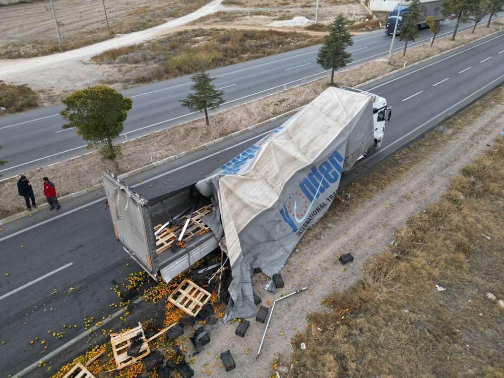 Dökülen 10 ton mandalina, kara yolunu ulaşıma kapattı! - 3