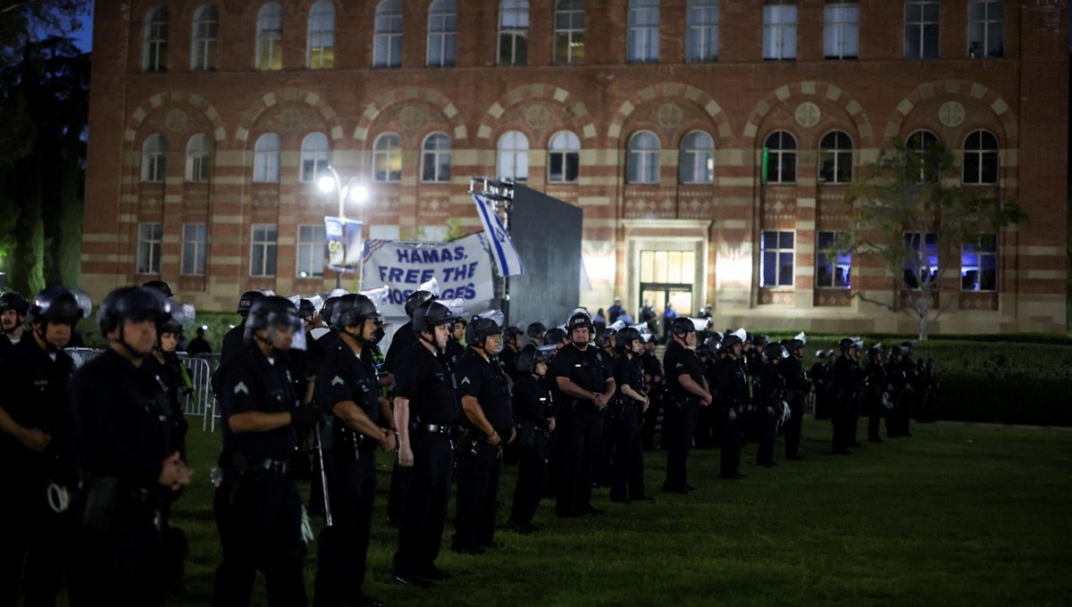 ABD öğrenci protestoları | Polis, UCLA kampüsüne yığınak yaptı ABD öğrenci protestoları | Polis, UCLA kampüsüne yığınak yaptı